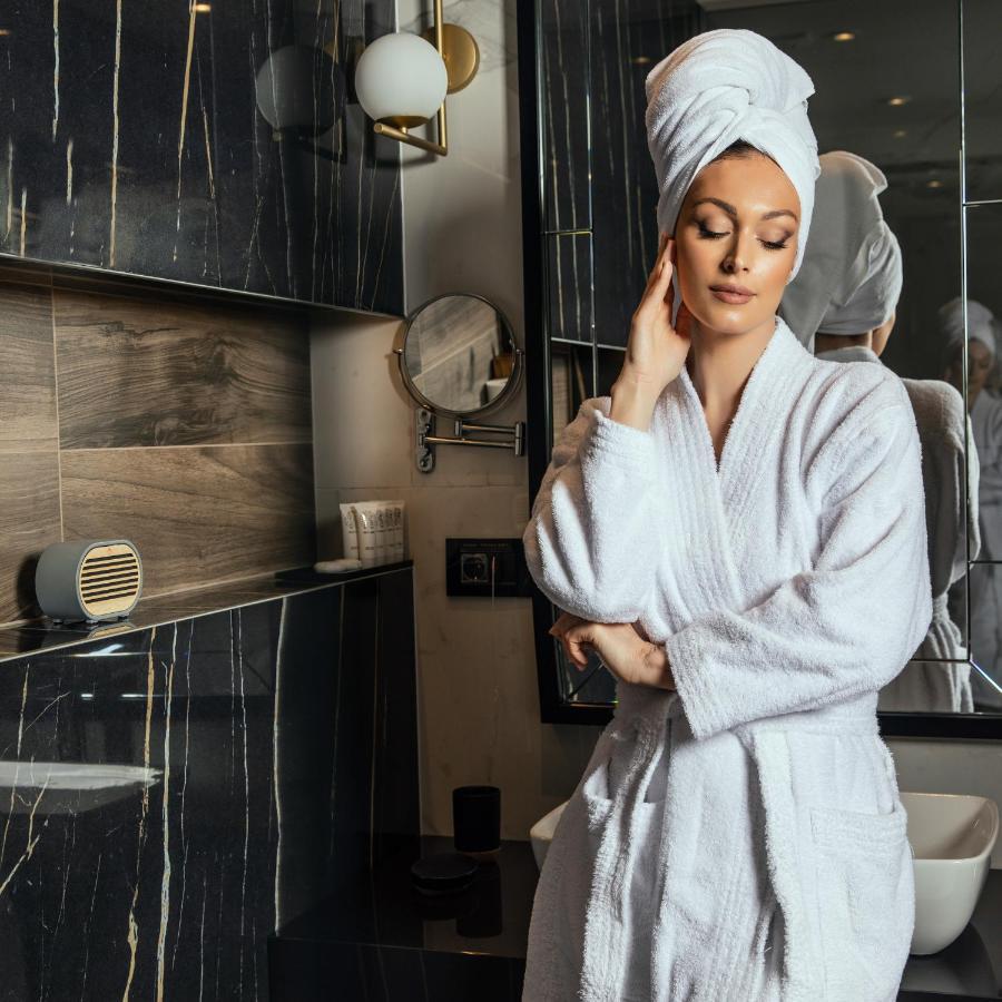 Hotel Pupin Novi Sad Exterior foto A woman wearing a bathrobe