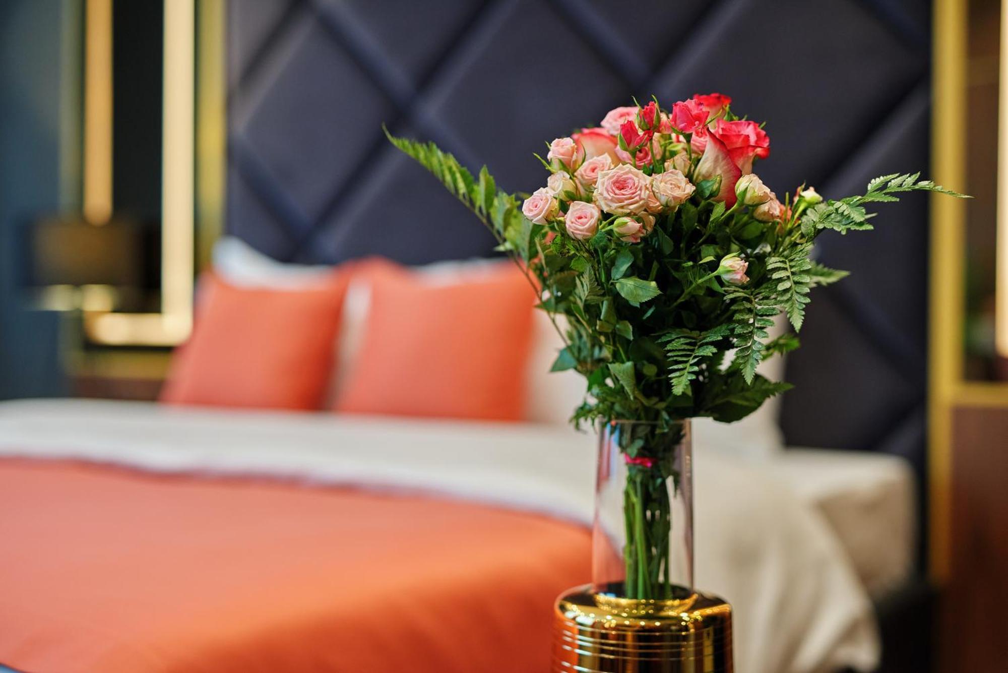 Hotel Pupin Novi Sad Exterior foto A bouquet of flowers